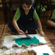 Criança pintando